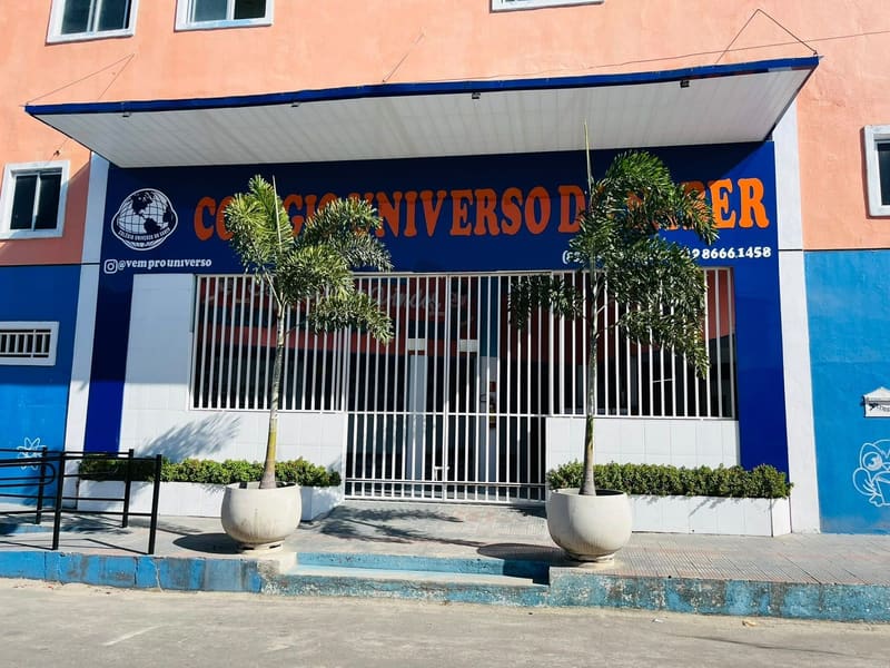 Fachada do Colégio Universo do Saber, com o letreiro azul e laranja sobre a entrada
