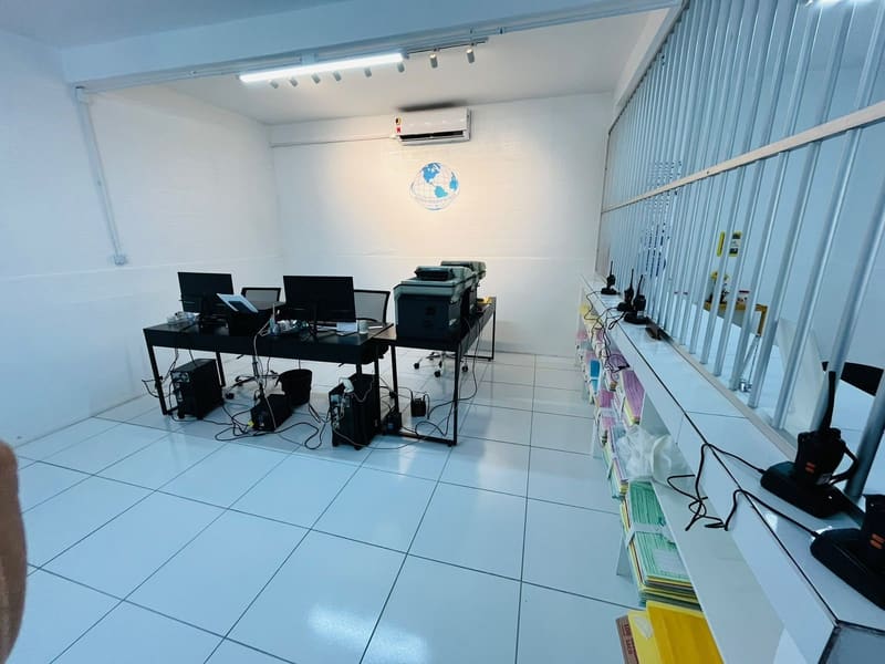 Laboratório de informática, com os computadores na bancada