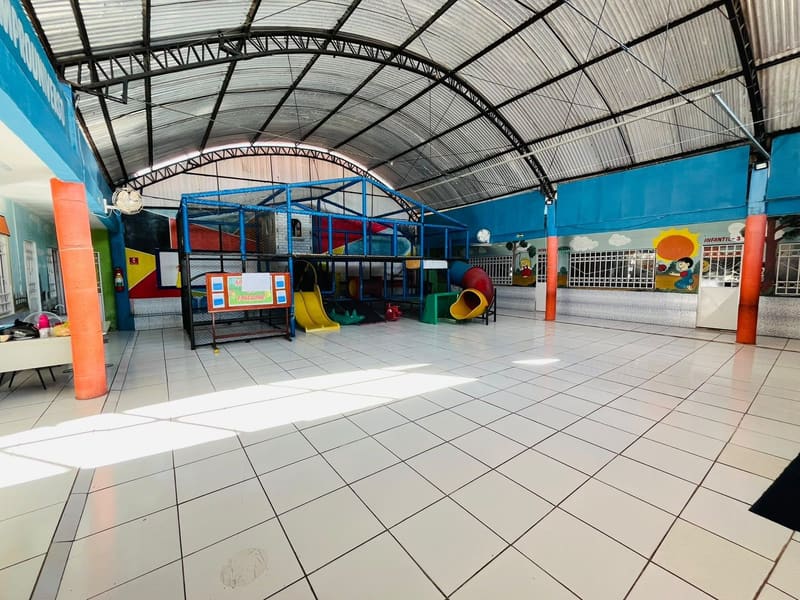 Parque coberto do Universo Kids, com o brinquedão e o piso claro