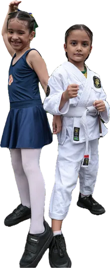 Duas alunas do Infantil lado a lado, uma de collant do ballet e outra de kimono