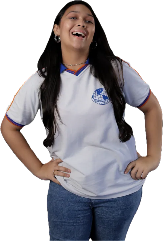 Aluna do Fundamental II rindo, de mãos na cintura, com a polo do colégio