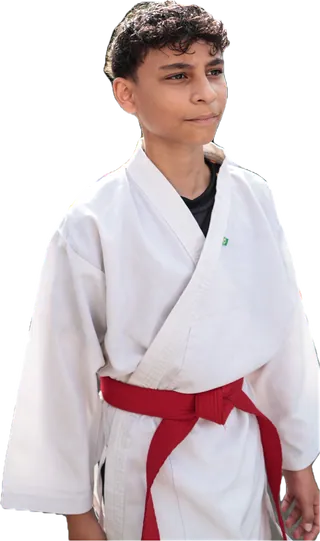 Aluno de kimono branco com a faixa vermelha