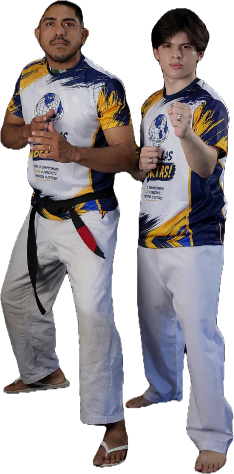 Os professores de luta do colégio, de calça de kimono, em posição de guarda