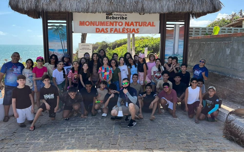 Alunos e professores reunidos no Monumento Natural das Falésias, em Beberibe